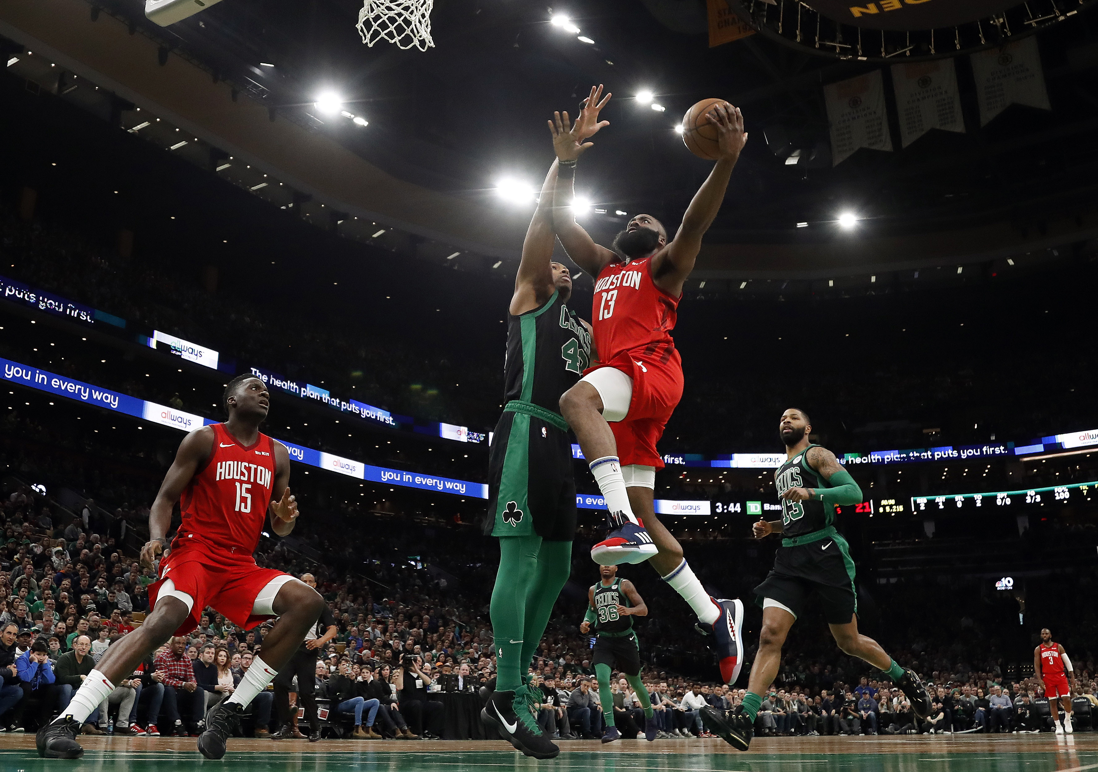 洛杉矶道奇王牌克肖在 2014 年投出无安打比赛，其生涯三振数已步入队史前列