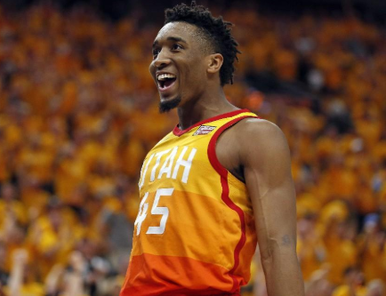 勇士主场惊险取胜！120-113力克雄鹿，谁才是这场胜利的关键？