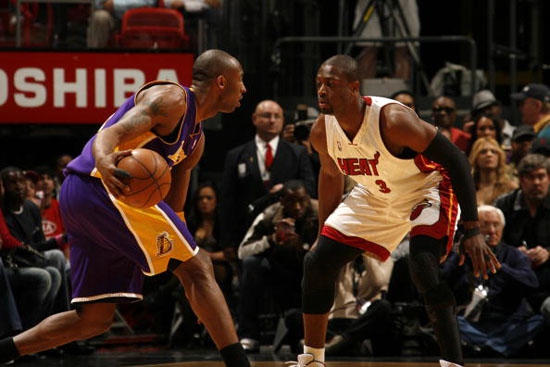 勇士主场力克雄鹿，库里砍下31分全队表现亮眼